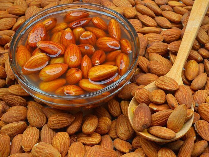مزایا و معایب خیساندن آجیل در آب