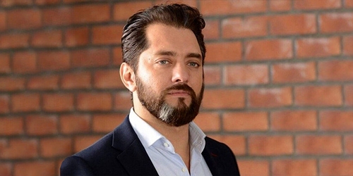 پاورپوینت: بهرام رادان بر صحنه تئاتر؛ نگاهی به کنسرت-نمایش سیصد